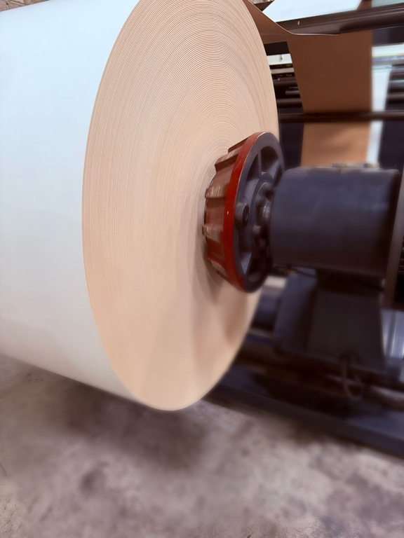 Bobina de cartón en máquina